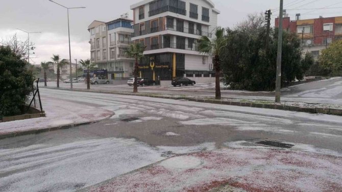 Yağan dolu Manavgat’ı beyaz örtüyle kapladı