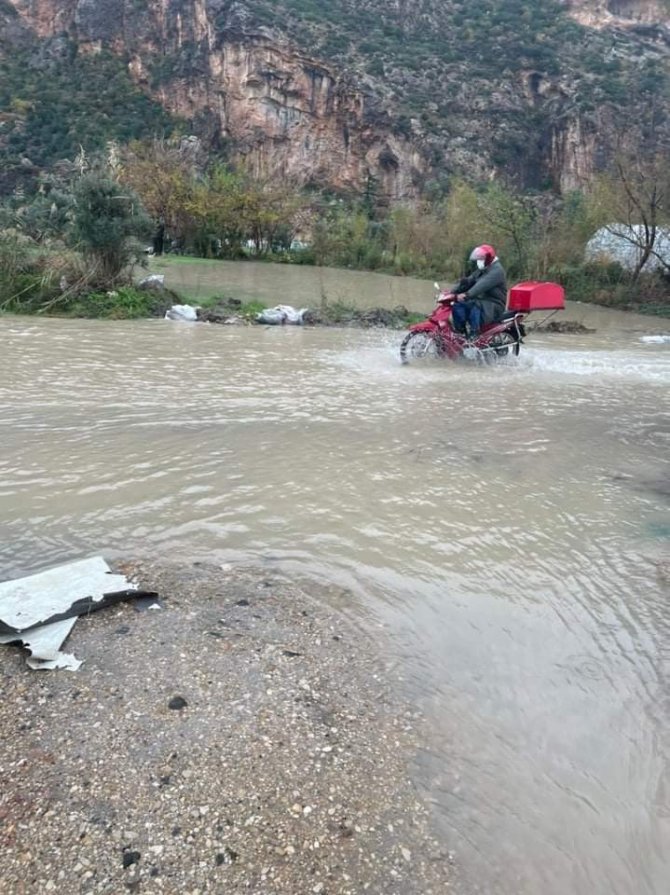 Samandağ’da fırtına ve yağmur etkili oluyor