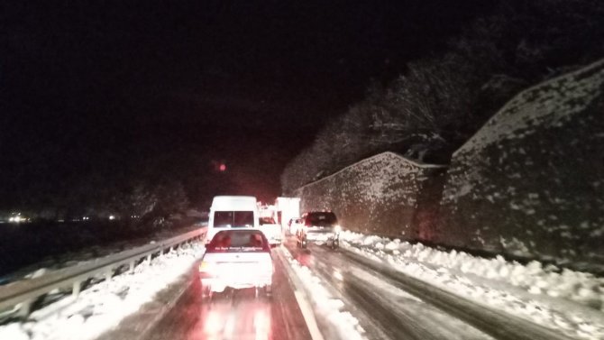 Kar esaretini gösterdi, saatlerce uzun kuyruklar oluştu