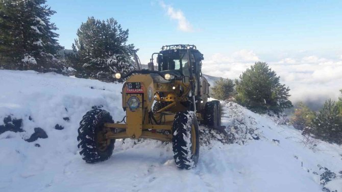 Kardan kapanan yayla yolları ulaşıma açıldı