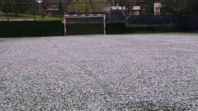 Meteorolojinin uyardığı soğuk hava dalgası geldi: Fındık büyüklüğünde dolu yağdı