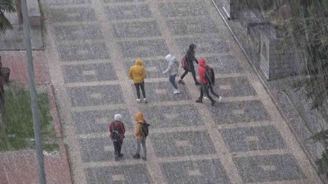 Meteorolojinin uyardığı soğuk hava dalgası geldi: Fındık büyüklüğünde dolu yağdı