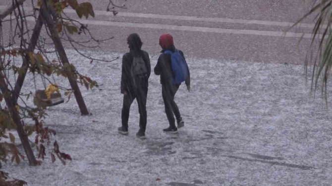 Meteorolojinin uyardığı soğuk hava dalgası geldi: Fındık büyüklüğünde dolu yağdı