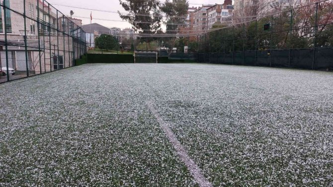 Meteorolojinin uyardığı soğuk hava dalgası geldi: Fındık büyüklüğünde dolu yağdı