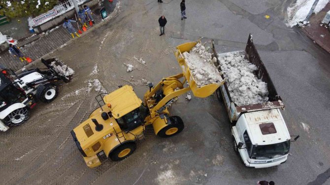 Suları çekilen Beyşehir Gölü'ne kamyonlarla kar takviyesi yapıldı