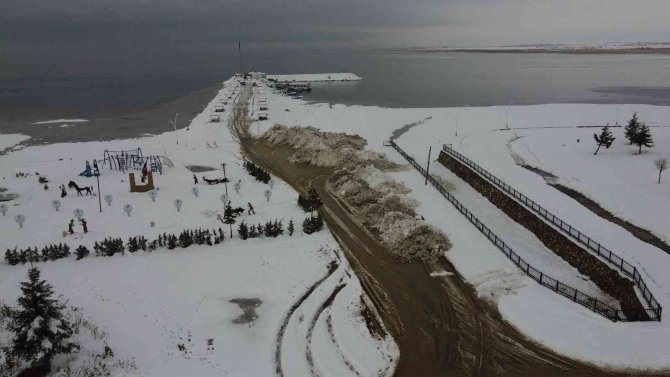 Suları çekilen Beyşehir Gölü'ne kamyonlarla kar takviyesi yapıldı