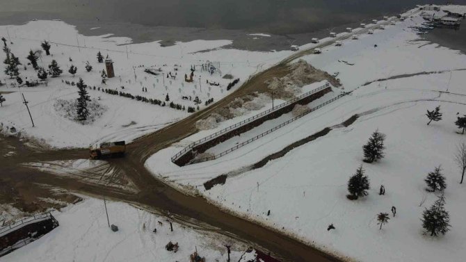 Suları çekilen Beyşehir Gölü'ne kamyonlarla kar takviyesi yapıldı