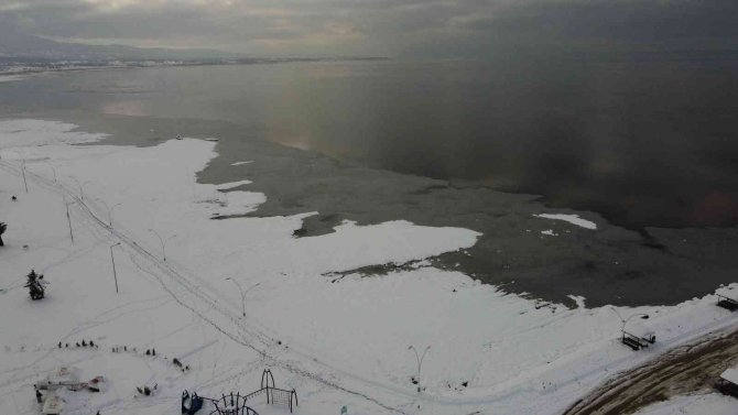 Suları çekilen Beyşehir Gölü'ne kamyonlarla kar takviyesi yapıldı