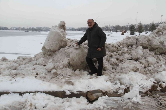 Suları çekilen Beyşehir Gölü'ne kamyonlarla kar takviyesi yapıldı