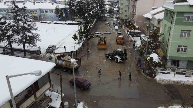 Suları çekilen Beyşehir Gölü'ne kamyonlarla kar takviyesi yapıldı