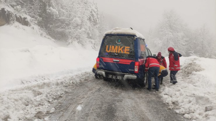 Kardan yolu kapalı köyde rahatsızlanan kadın için ekipler seferber oldu