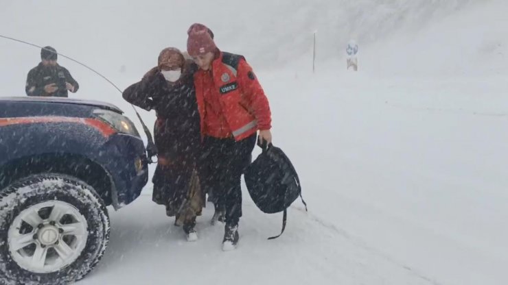 Kardan yolu kapalı köyde rahatsızlanan kadın için ekipler seferber oldu