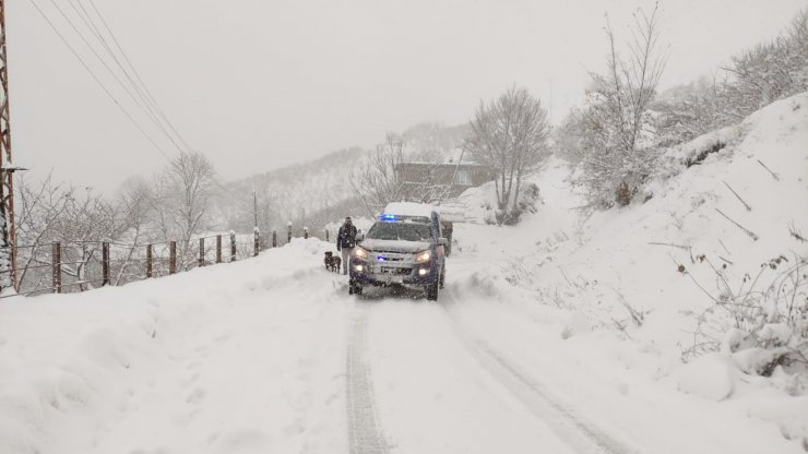 Kardan yolu kapalı köyde rahatsızlanan kadın için ekipler seferber oldu