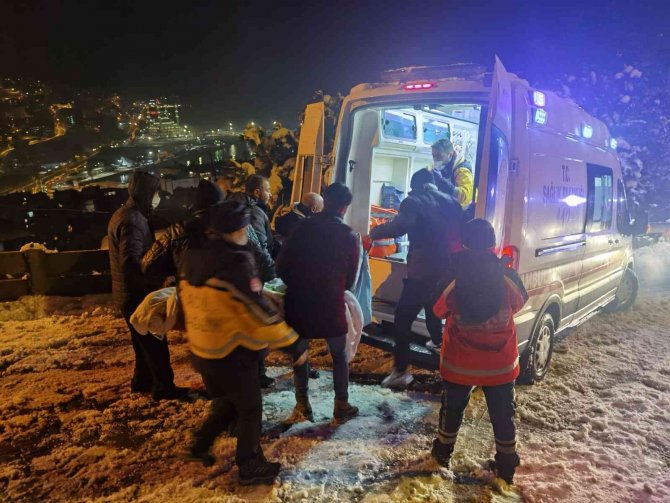 Buzlu zeminde hastayı taşımak için seferber oldular