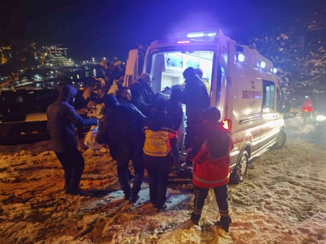 Buzlu zeminde hastayı taşımak için seferber oldular