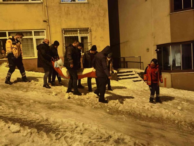 Buzlu zeminde hastayı taşımak için seferber oldular