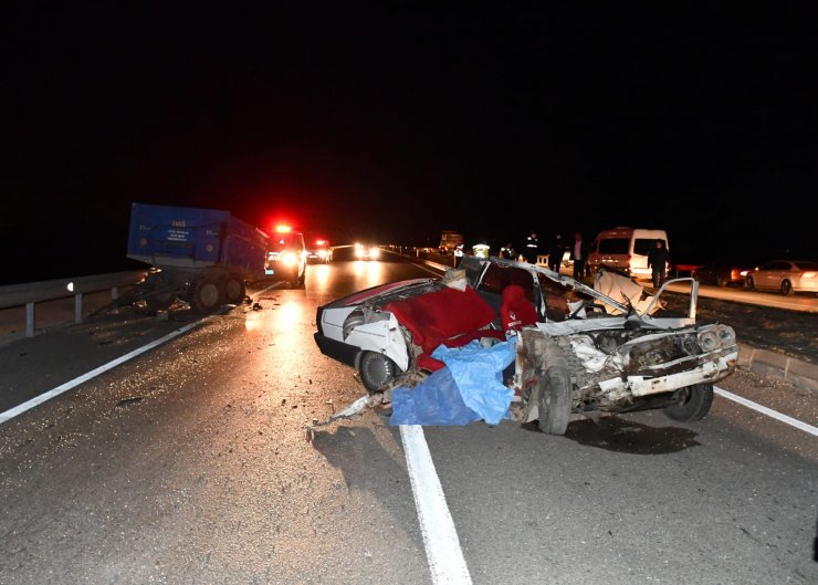 Adana’da otomobil traktöre çarptı: 1 ölü, 1 ağır yaralı