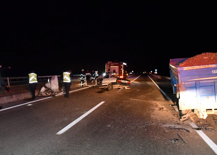 Adana’da otomobil traktöre çarptı: 1 ölü, 1 ağır yaralı