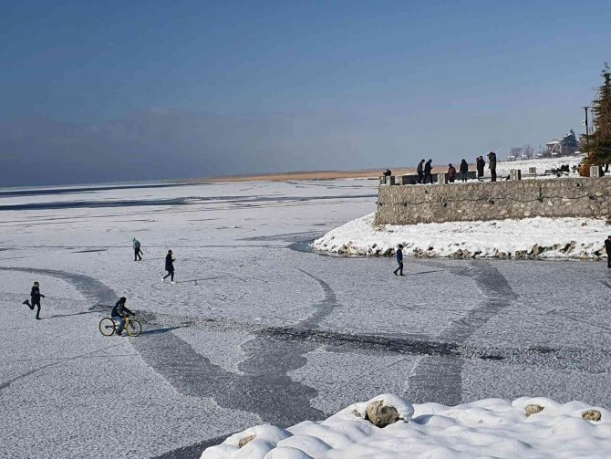 Konya'da buz tutan gölde tehlikeye rağmen yürüyüp bisiklet sürdüler