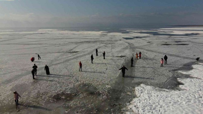 Konya'da buz tutan gölde tehlikeye rağmen yürüyüp bisiklet sürdüler