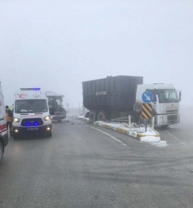 Rus turistleri taşıyan araç Konya'da, yoğun siste kaza yaptı!