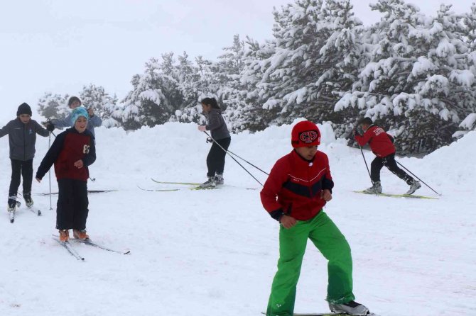 Kayakçılar yarışlara yüksek kesimlerde hazırlanıyor