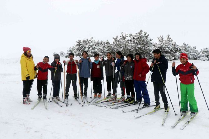 Kayakçılar yarışlara yüksek kesimlerde hazırlanıyor