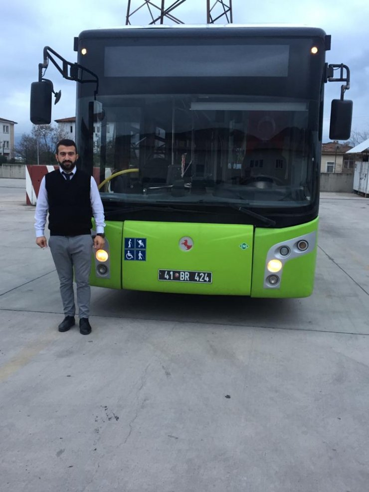 Tekerlekli sandalyesiyle caddede kalan kadını kaldırıma çıkardı