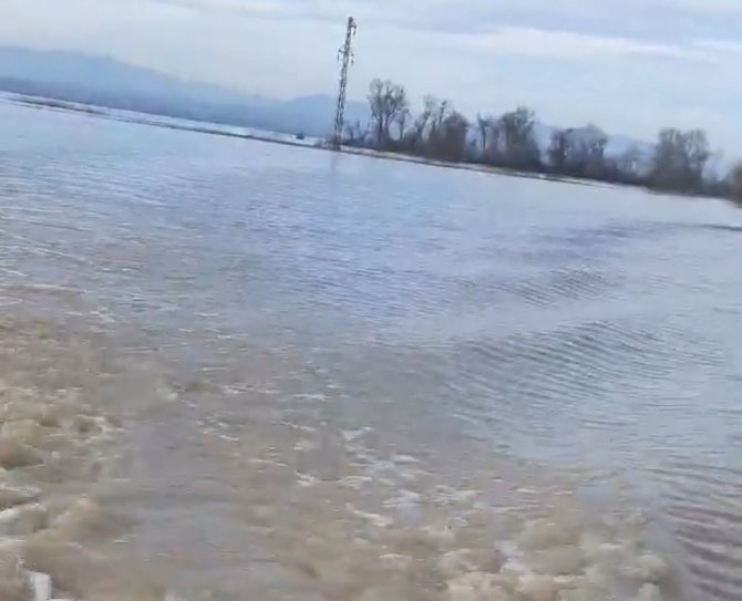 Meriç Nehri’nde taşkın alarmı: Köy halkı kayıkla geziyor