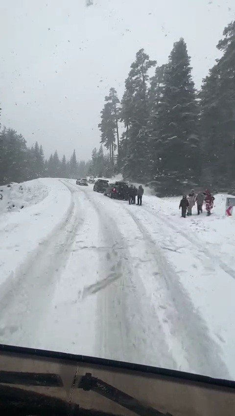 Aniden bastıran kar, kayak merkezi yolunda sürücüleri yolda bıraktı