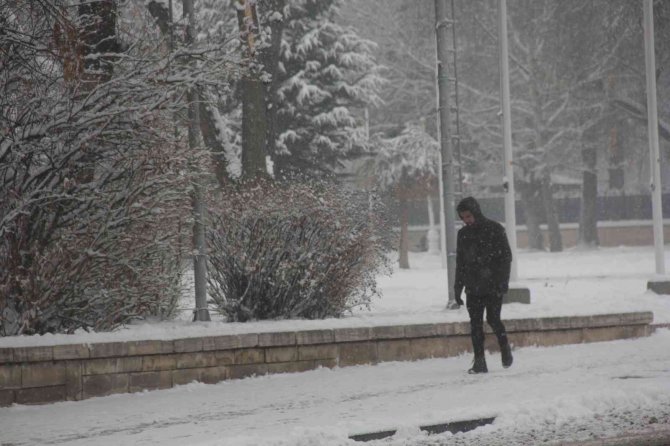 Erzincan’da kar yağışı etkili oluyor