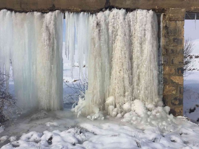 Soğuk hava dev buz sarkıtları oluşturdu