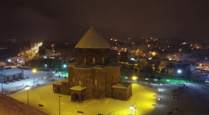 Kars’ta vatandaşlar kar altında halay çekti