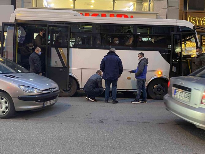 Yolcular kediyi fark etti, otobüs cadde ortasında durduruldu