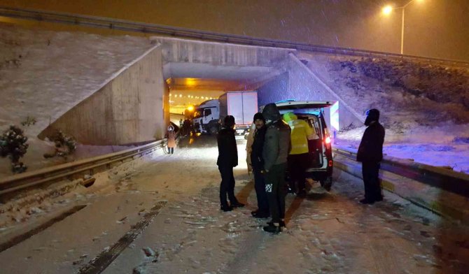 Kar, tipi ve buzlanma ulaşımda aksamalara neden oldu