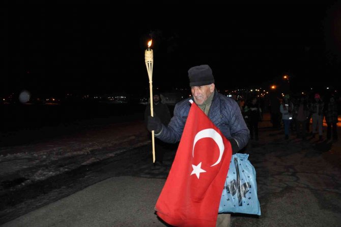 Sarıkamış şehitleri için binler meşalelerle yürüdü