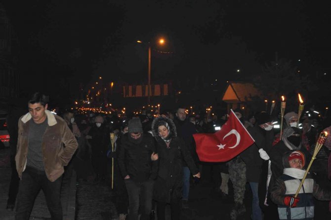 Sarıkamış şehitleri için binler meşalelerle yürüdü