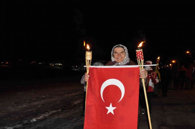 Sarıkamış şehitleri için binler meşalelerle yürüdü