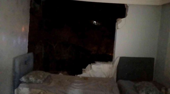 Sıkışan gaz bomba gibi patladı, duvarları yıkılan evde 3 kişi yaralandı