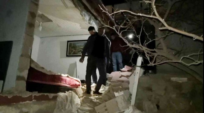 Sıkışan gaz bomba gibi patladı, duvarları yıkılan evde 3 kişi yaralandı