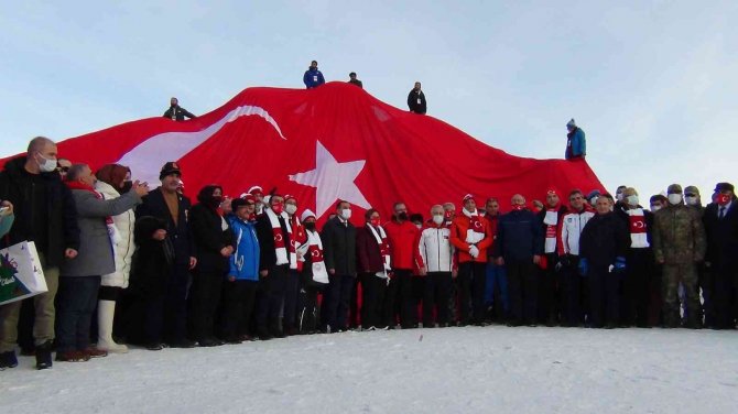 Sarıkamış şehitleri anısına yapılan kardan heykeller törenle açıldı