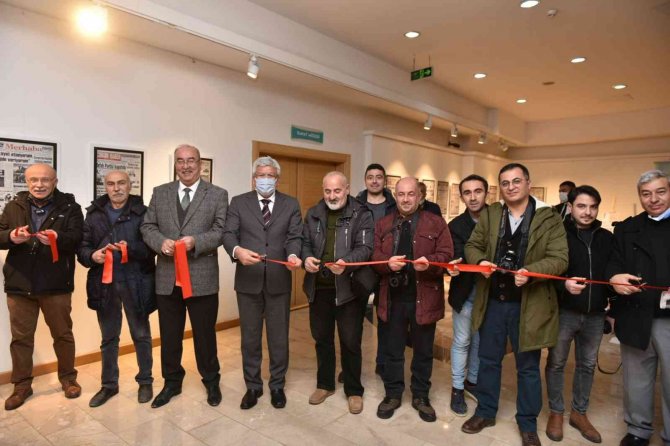 Başkan Aşgın fotoğraf çekti, gazeteciler sergiyi açtı