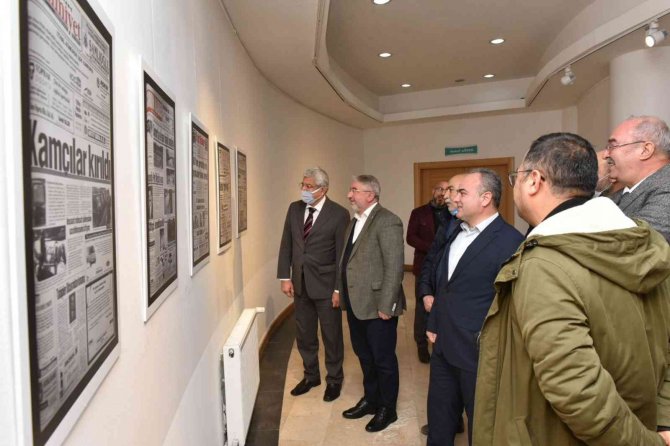 Başkan Aşgın fotoğraf çekti, gazeteciler sergiyi açtı