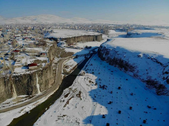 Beyaza bürünen Murat Kanyonu, manzarasıyla görenleri mest ediyor