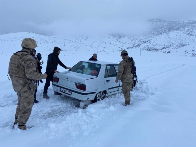 Jandarma karda mahsur kalan 1’i bebek 10 kişiyi kurtardı