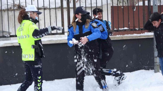 Polislerle öğrencilerin kar topu savaşı