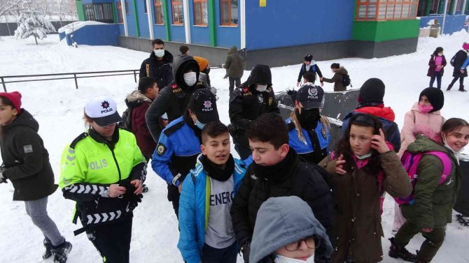 Polislerle öğrencilerin kar topu savaşı