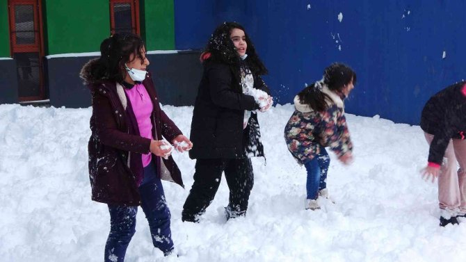 Polislerle öğrencilerin kar topu savaşı