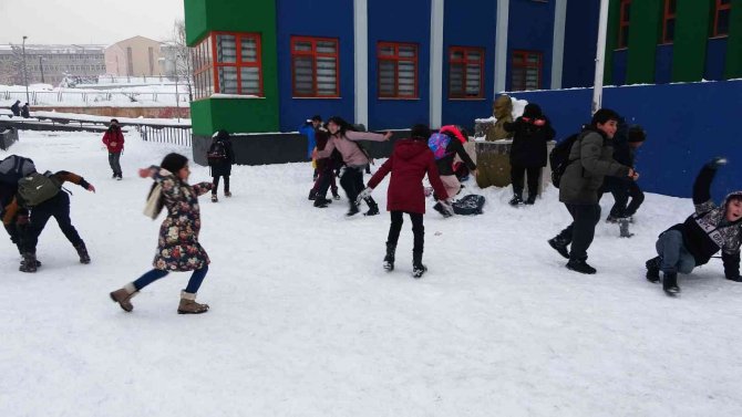 Polislerle öğrencilerin kar topu savaşı