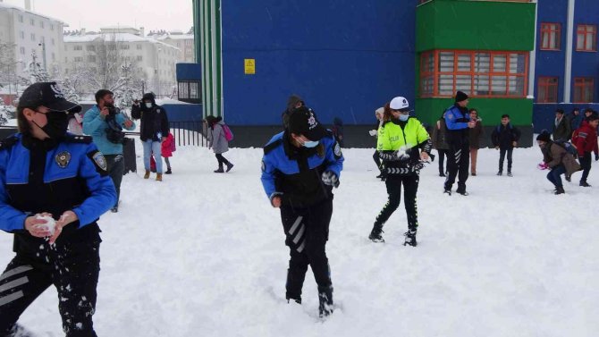 Polislerle öğrencilerin kar topu savaşı